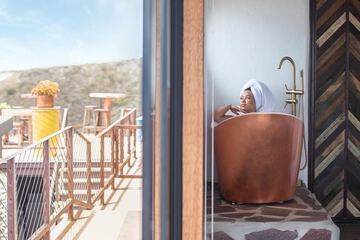 Deep soaking bathtub