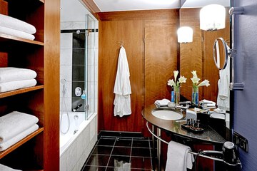 Deep soaking bathtub