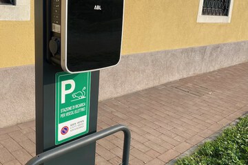 Electric vehicle charging station