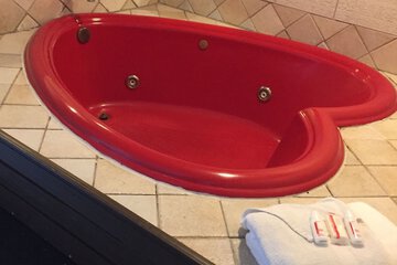 Deep soaking bathtub