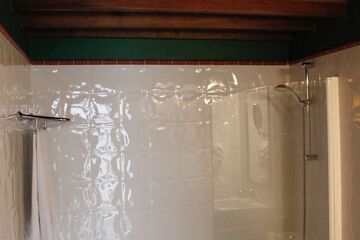 Deep soaking bathtub