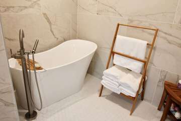 Deep soaking bathtub