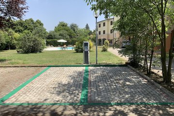 Electric vehicle charging station