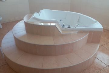 Deep soaking bathtub