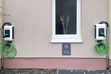 Electric vehicle charging station