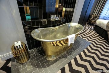Deep soaking bathtub