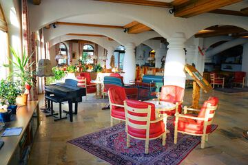 Lobby lounge