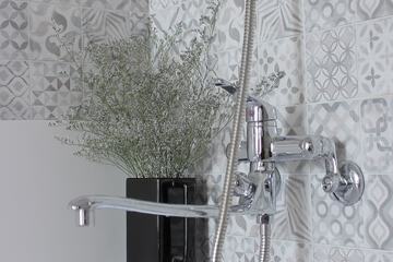 Deep soaking bathtub