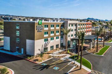 Holiday Inn Express & Suites Lake Havasu - London Bridge by IHG
