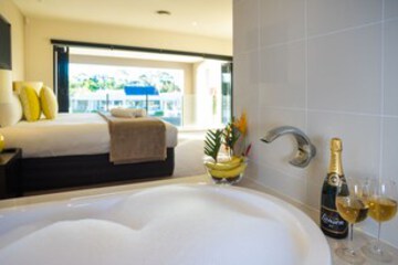 Deep Soaking Bathtub