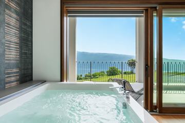 Indoor spa tub