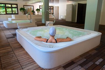 Indoor spa tub