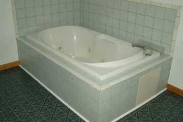 Deep soaking bathtub