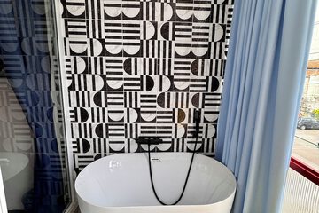 Deep soaking bathtub