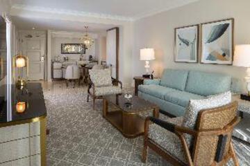 Deluxe Suite with King Bed, Accessible