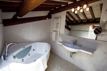 Jetted tub