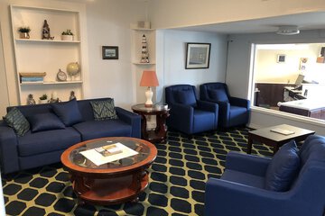 Lobby lounge