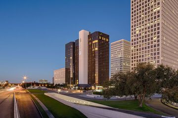 DoubleTree by Hilton Hotel Houston - Greenway Plaza