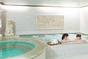 Indoor spa tub