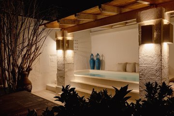 Indoor/outdoor pool