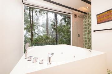 Jetted tub