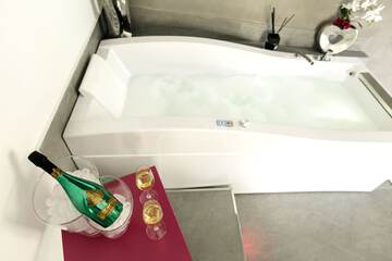 Deep soaking bathtub