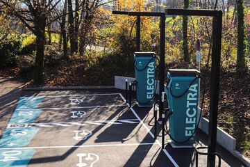 Electric vehicle charging station