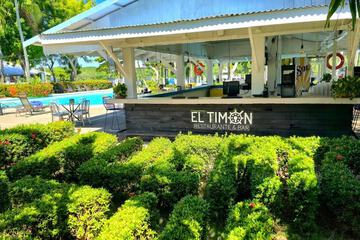 Poolside bar