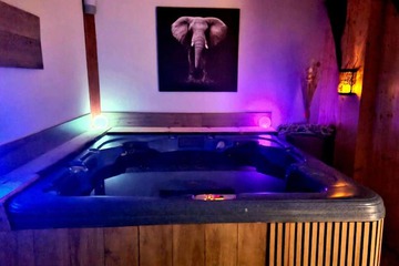 Indoor spa tub