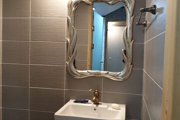 Bathroom sink