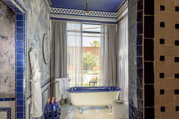 Deep soaking bathtub