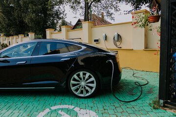 Electric vehicle charging station