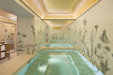 Indoor spa tub