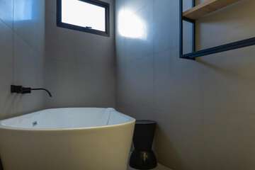 Deep soaking bathtub