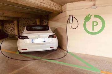 Electric vehicle charging station