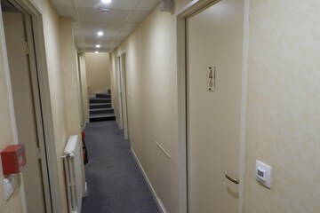 Handrails in hallways