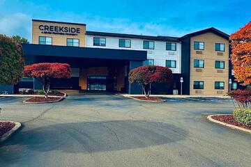 Creekside Hotel & Suites