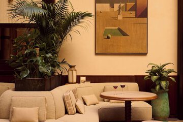 Lobby lounge