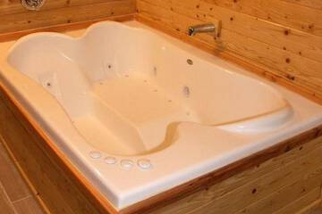 Jetted tub