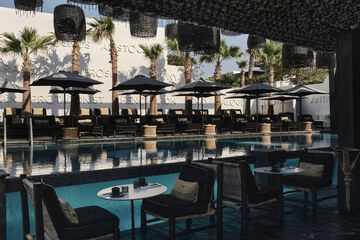 Poolside bar