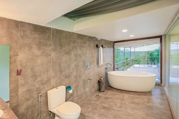 Deep soaking bathtub