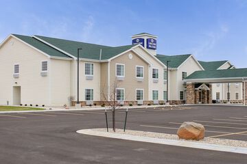 Cobblestone Hotel & Suites – Pulaski / Green Bay
