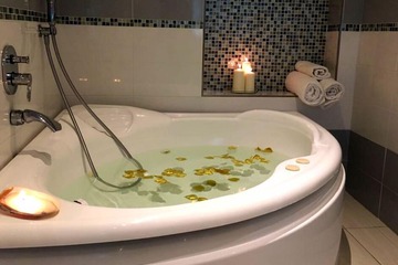 Indoor spa tub