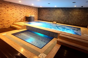 Indoor spa tub