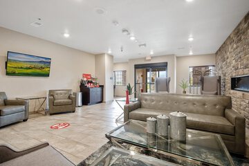 Lobby lounge