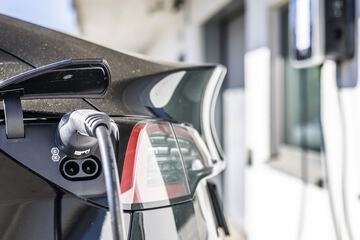 Electric vehicle charging station
