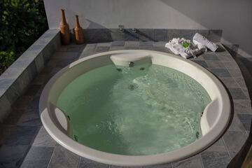Private spa tub