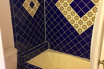 Deep soaking bathtub