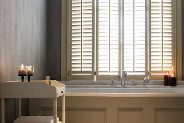 Deep soaking bathtub