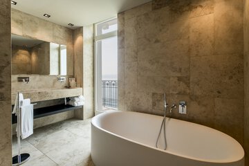 Deep soaking bathtub
